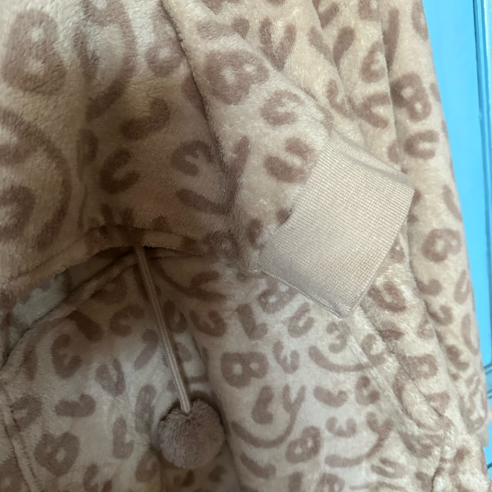 Stylish Tan Leopard Print Women's Sweatsuit - Picture 6 of 9
